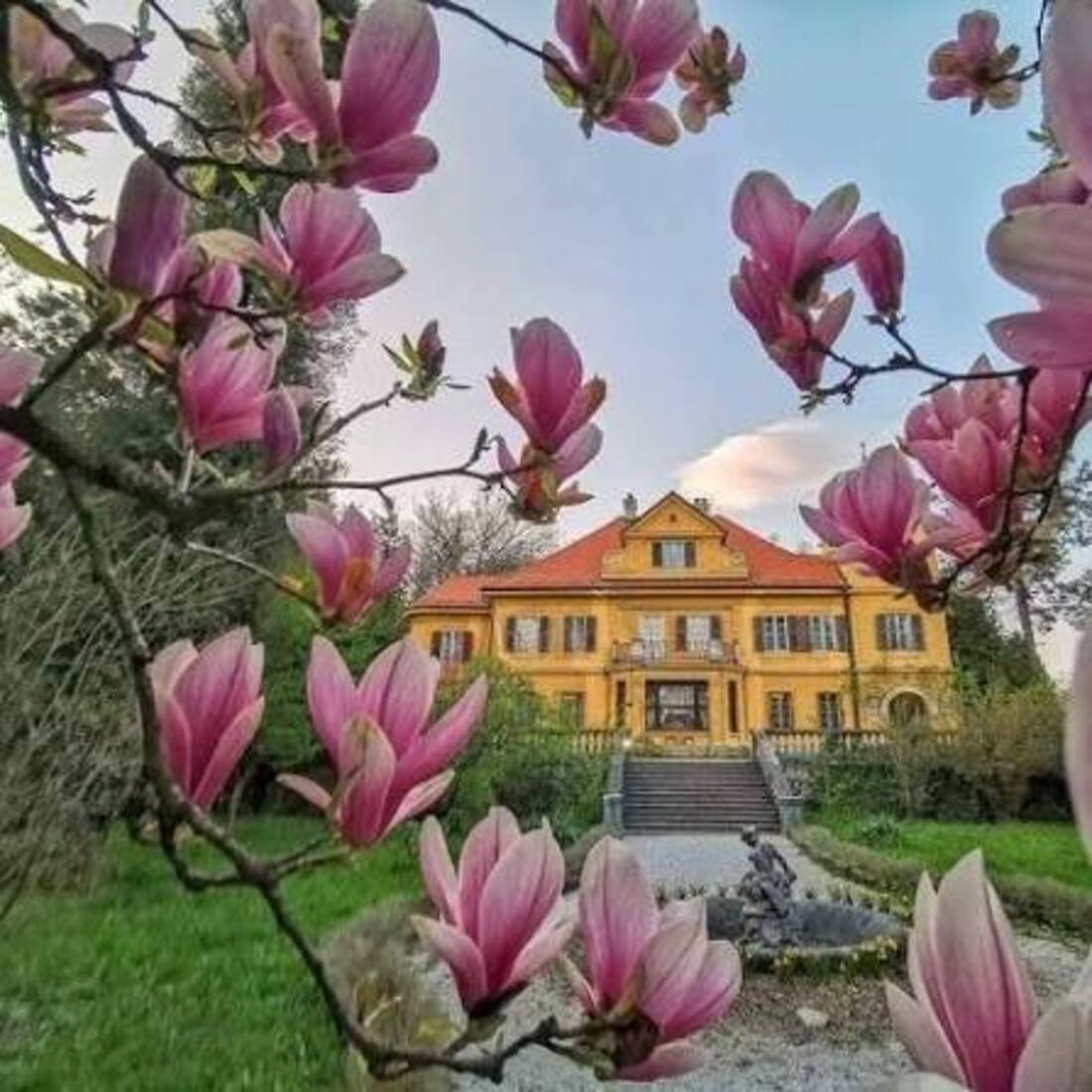 »OKNA LE VELIKA! SOBE LE NEKOLIKO VIŠJE!«, FOTOGRAFSKA RAZSTAVA ALEKSANDRA KAVČNIKA